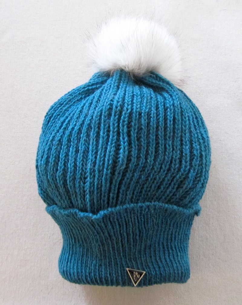 Tuque béret, no 42, de l'artiste Irèna Geerts, Création québécoise faite à la main. Modèle garni d'un pompon de fourrure recyclée et de laine alpaga à 100 %.