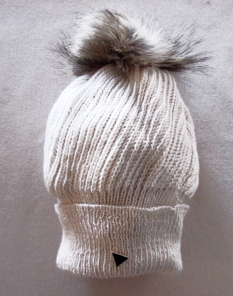 Tuque béret, no 44, de l'artiste Irèna Geerts, Création québécoise faite à la main. Modèle garni d'un pompon de fourrure recyclée et de laine alpaga à 100 %.