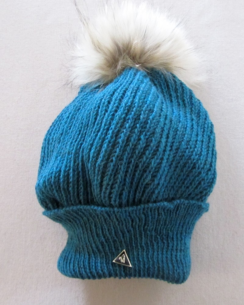 Tuque béret, no 46, de l'artiste Irèna Geerts, Création québécoise faite à la main. Modèle garni d'un pompon de fourrure recyclée et de laine alpaga à 100 %.