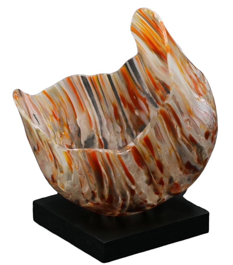 La flamme frivole, de l'artiste Lucie Martineau (Enora), Sculpture, Verre et bois, Création unique, dimension : 3.5 x 4.25 x 6.5 po