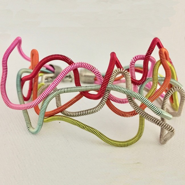 Bracelet LIANE, no 37, de l'artiste Sandrine Giraud, Ce bijou modulable marie avec élégance la grâce et l’originalité des lignes résolument contemporaines.