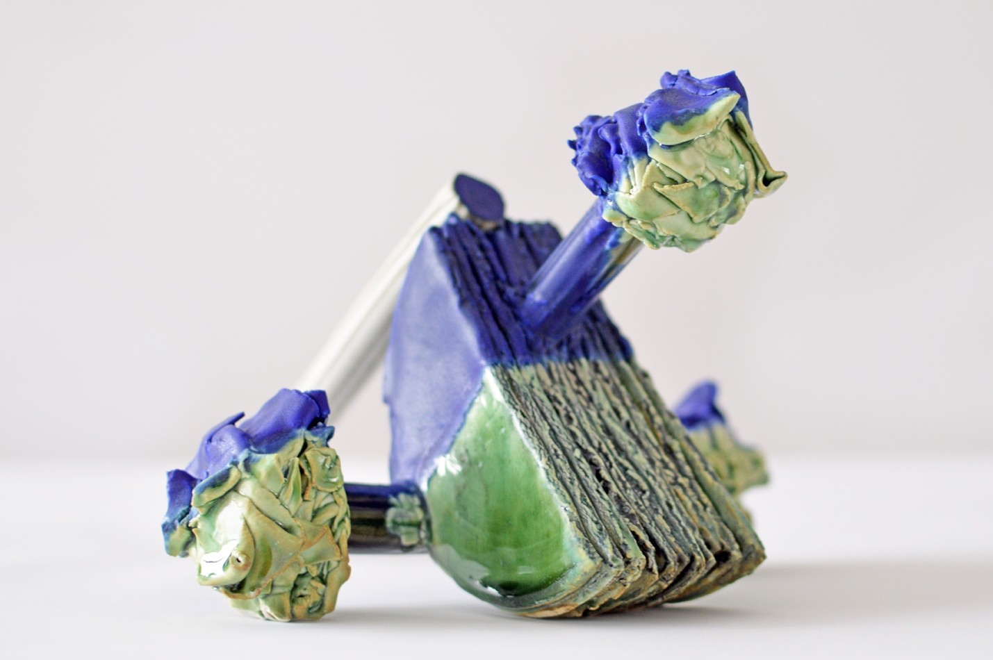 Mécanisme de défense, de l'artiste Catherine De Abreu, Céramique, Création unique, dimension : 10 x 8.5 x 5.5 po