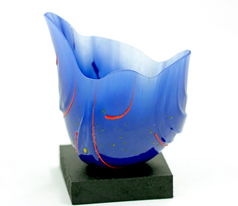 Allégresse, de l'artiste Lucie Martineau (Enora), Sculpture, Verre et bois, Création unique, dimension : 2.25 x 3.75 x 4 po