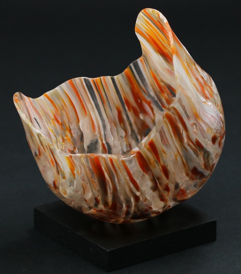 La flamme frivole, de l'artiste Lucie Martineau (Enora), Sculpture, Verre et bois, Création unique, dimension : 3.5 x 4.25 x 6.5 po