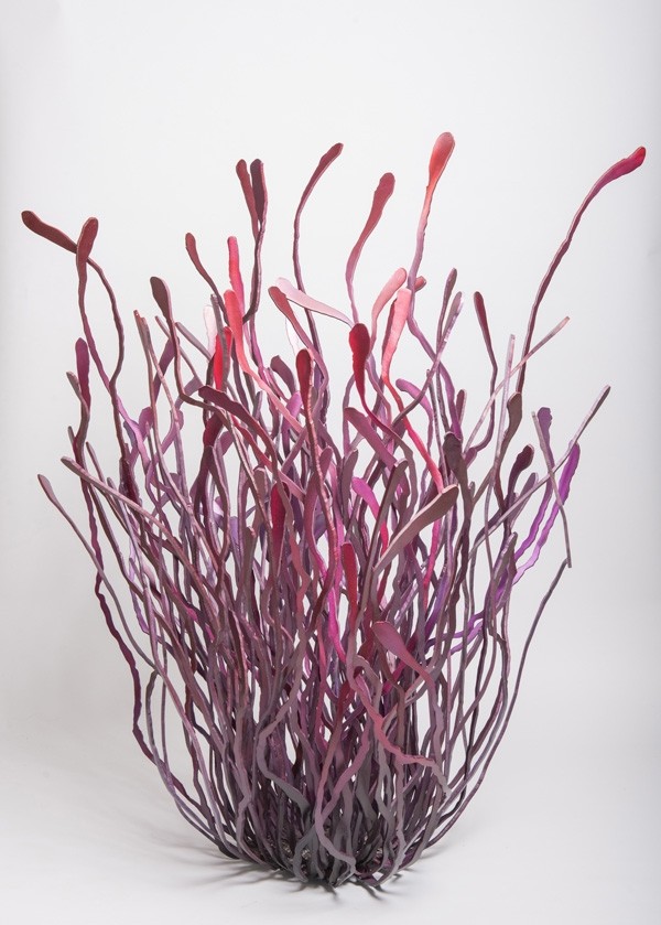 Chardon fleur, de l'artiste Julie Savard, Sculpture, aluminium peint, dimension : 42 haut x 37 x 31 pouces de largeur