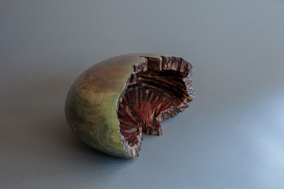 Oursin, de l'artiste Bernard Hamel, Sculpture, hêtre teinté, Création unique, dimension : 16 3/4 x 11 x 9 po