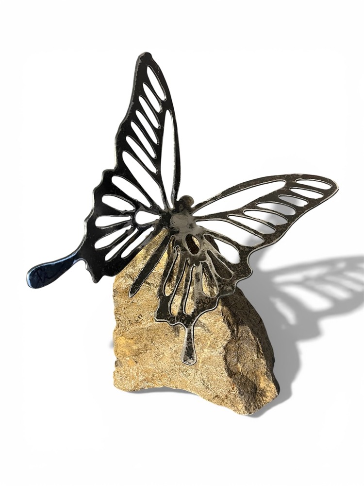 Papillon, o-42, de l'artiste Danny Perkins, Sculpture, acier et roche vernis, Oeuvre pour l'intérieur et l'extérieur, Dimension : 9 x 7.5 x 12.25