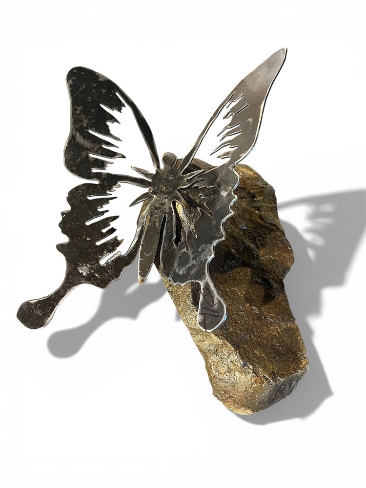 Papillon, o-43, de l'artiste Danny Perkins, Sculpture, acier et roche vernis, Oeuvre pour l'intérieur et l'extérieur, Dimension : 9 x 7.75 x 11.5 po