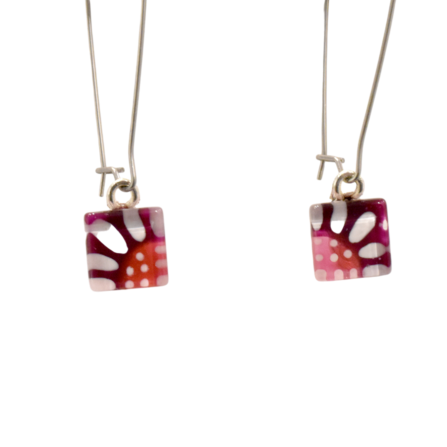 Boucles d'oreille, Pendantes avec carré, no 81, de l'artiste Azurine, Peintes à la main, Tiges en acier inoxydable, Matière première : verre, cuisson au four