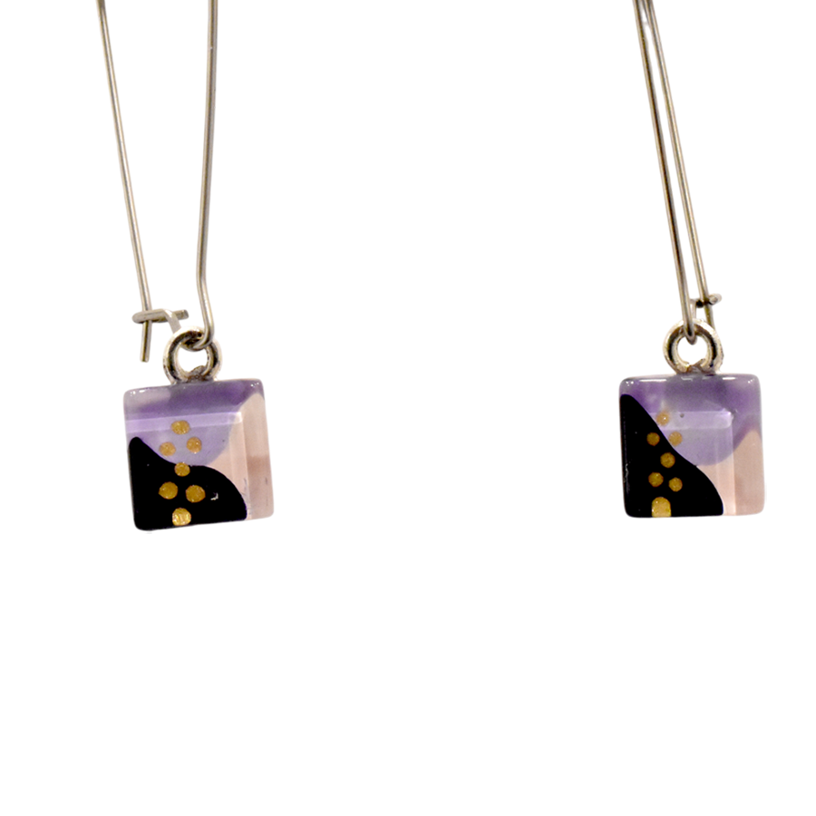 Boucles d'oreille, Pendantes avec carré, no 83, de l'artiste Azurine, Peintes à la main, Tiges en acier inoxydable, Matière première : verre, cuisson au four