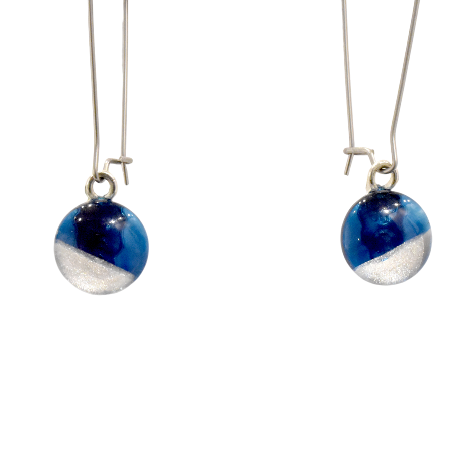 Boucles d'oreille, Pendantes avec rond, no 79, de l'artiste Azurine, Peintes à la main, Tiges en acier inoxydable, Matière première : verre, cuisson au four