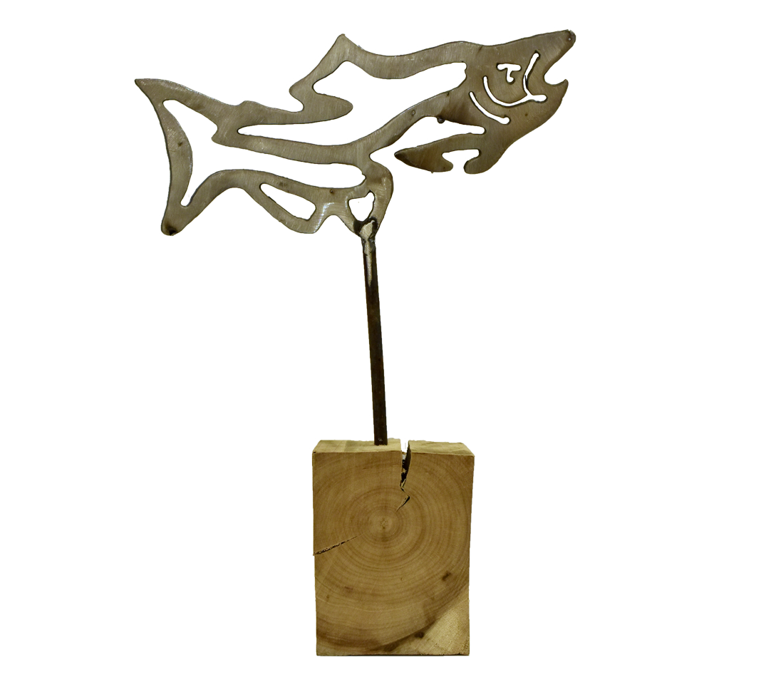 Petit 'Saumon', o-20, de l'artiste Danny Perkins, Sculpture, métal et bois, Dimension : 12 x 8 x 2.5 po