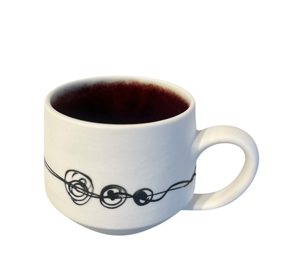 Tasse Espresso, intérieur rouge, de l'artiste Elizabeth Hamel, medium : céramique porcelaine blanche