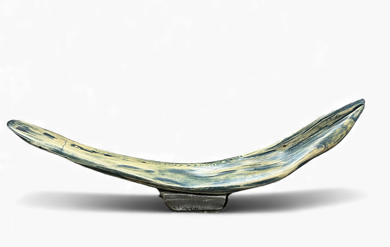 La prise du jour, de l'artiste Pierre Paquet, Sculpture, Bois de grève, Dimension : 16 H x 5 x 42 po