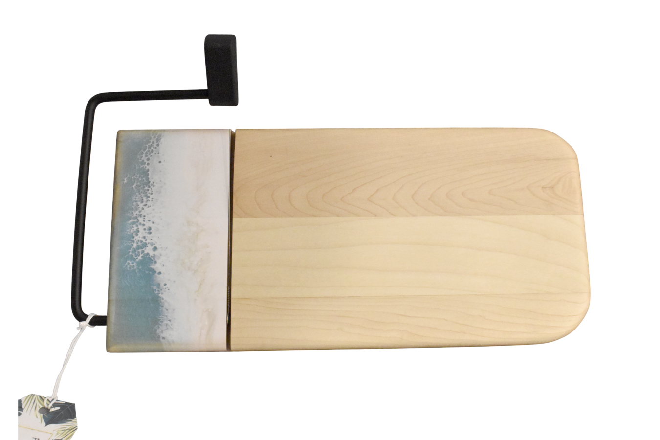 Planche à fromage, no 18, Bleu ciel et blanc, de l'artiste Julie Marcotte, Matériaux, Érable, résine alimentaire et huile de pépin de raisin, dimension : 3/4 x 5 3/4 x 12 po