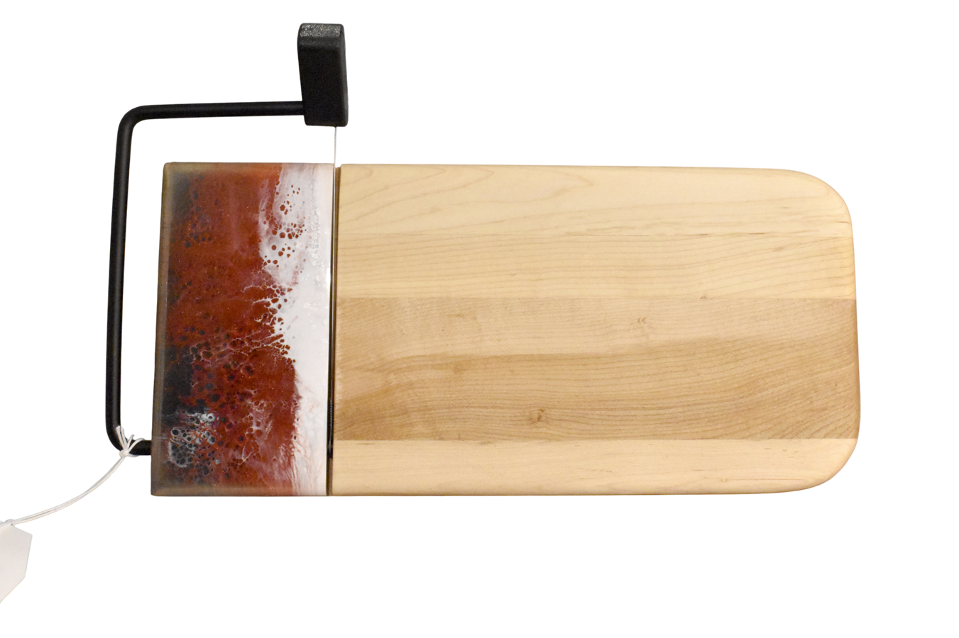 Planche à fromage, no 19, Rouge brique / noir et blanc, de l'artiste Julie Marcotte, Matériaux, Érable, résine alimentaire et huile de pépin de raisin, dimension : 3/4 x 5 3/4 x 12 po