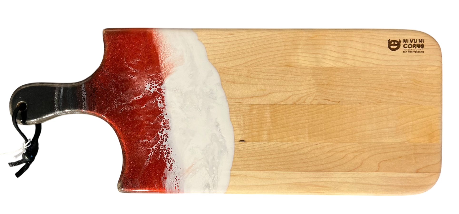 Planche à découper, petite, no 21, Noir / rouge et blanc, de l'artiste Julie Marcotte, Matériaux, Érable, résine alimentaire et huile de pépin de raisin, dimension : 3/4 x 7 x 18 pouces