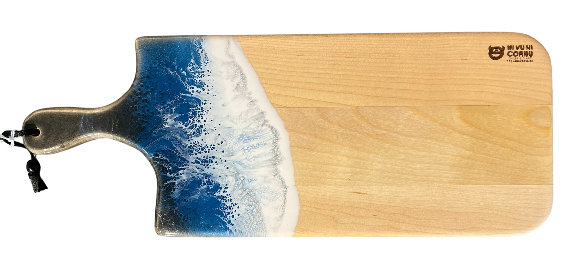 Planche à découper, petite, no 26, Noir / bleu et blanc, de l'artiste Julie Marcotte, Matériaux, Érable, résine alimentaire et huile de pépin de raisin, dimension : 3/4 x 7 x 18 pouces