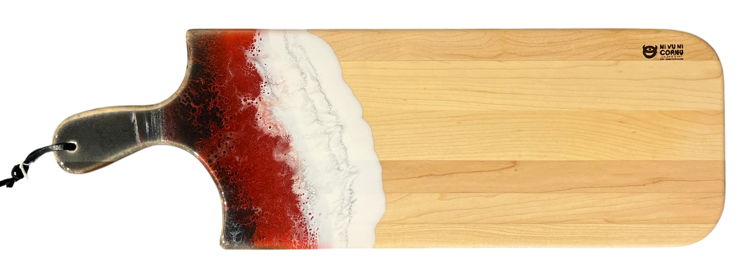 Planche à découper, moyenne, no 29, Noir / Rouge / Blanc, de l'artiste Julie Marcotte, Matériaux, Érable, résine alimentaire et huile de pépin de raisin, dimension : 3/4 x 8 x 24 pouces