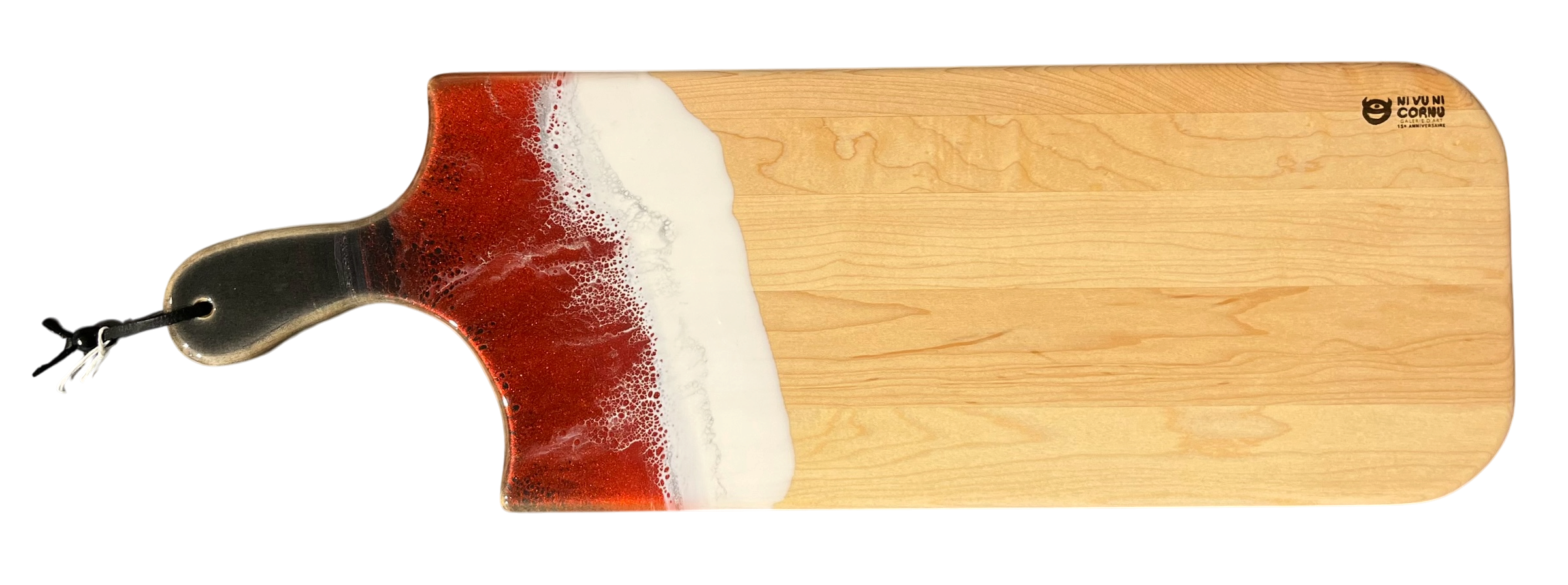 Planche à découper, moyenne, no 30, Rouge brique / noir et blanc, de l'artiste Julie Marcotte, Matériaux, Érable, résine alimentaire et huile de pépin de raisin, dimension : 3/4 x 8 x 24 pouces
