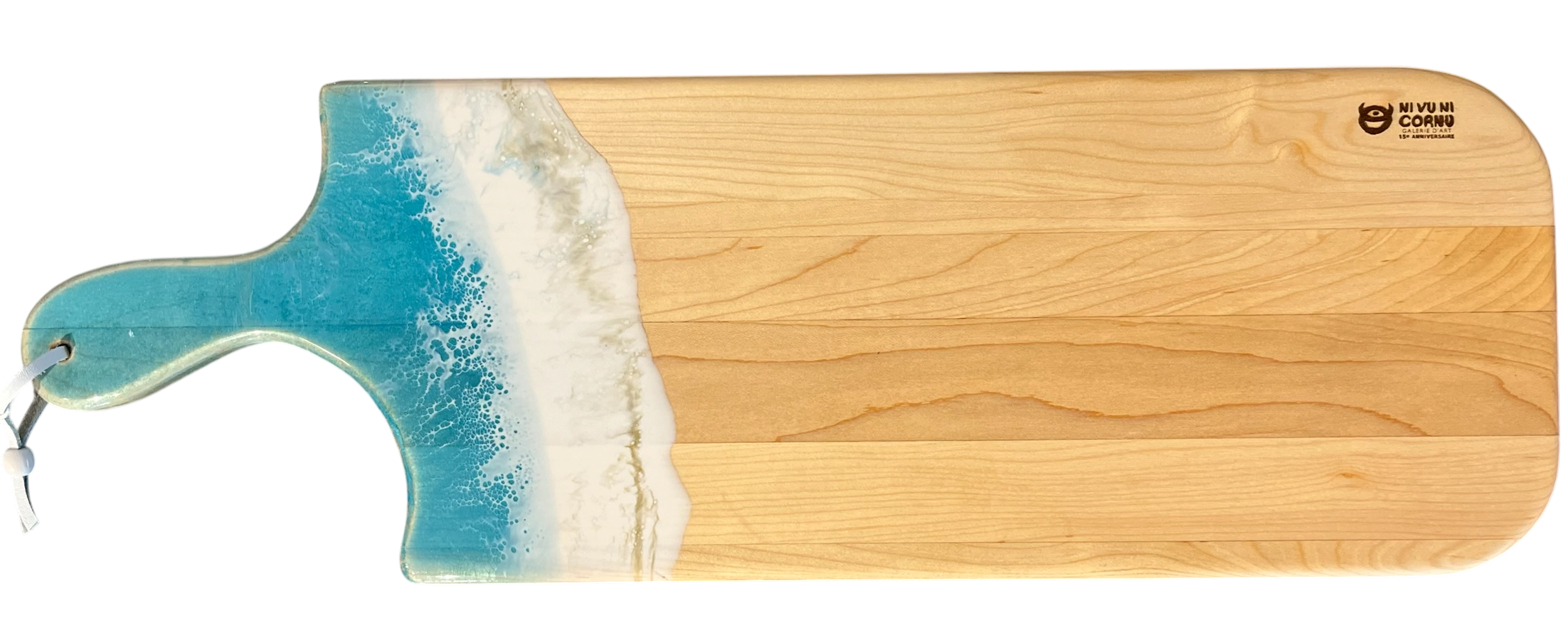 Planche à découper, moyenne, no 31, Turquoise et blanc, de l'artiste Julie Marcotte, Matériaux, Érable, résine alimentaire et huile de pépin de raisin, dimension : 3/4 x 8 x 24 pouces
