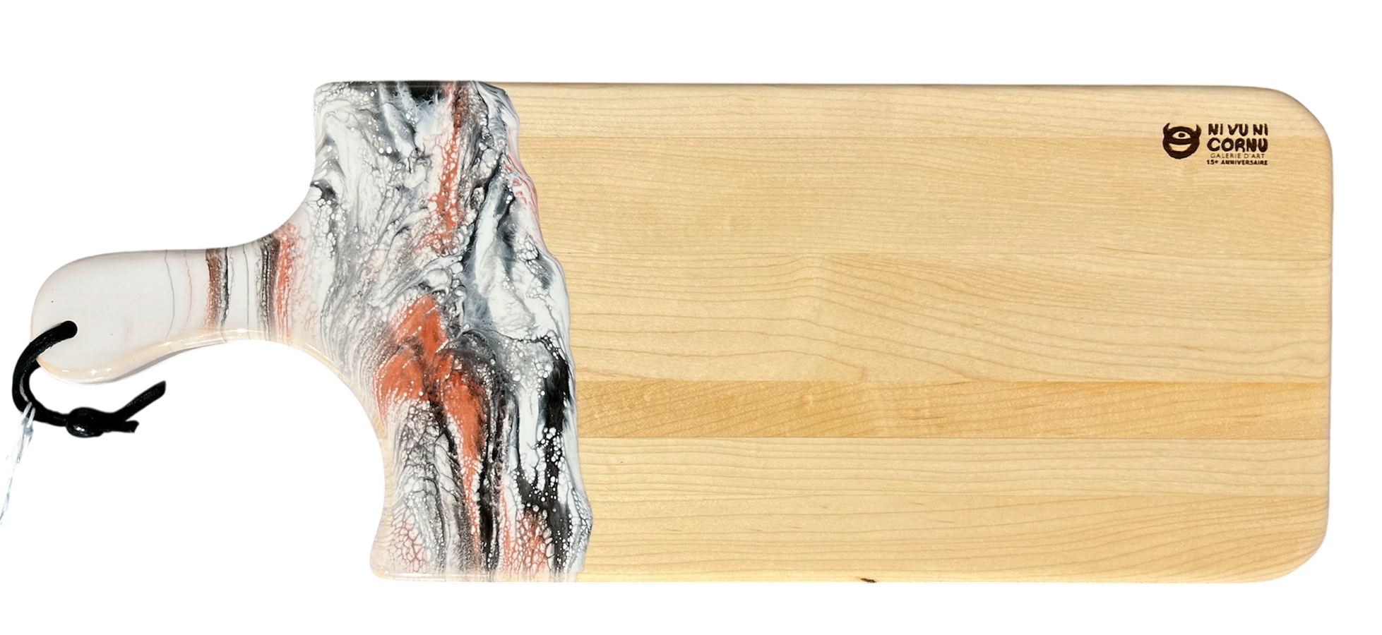 Planche à découper, petite, no 39, Blanc / rose et noir, de l'artiste Julie Marcotte, Matériaux, Érable, résine alimentaire et huile de pépin de raisin, dimension : 3/4 x 7 x 18 pouces