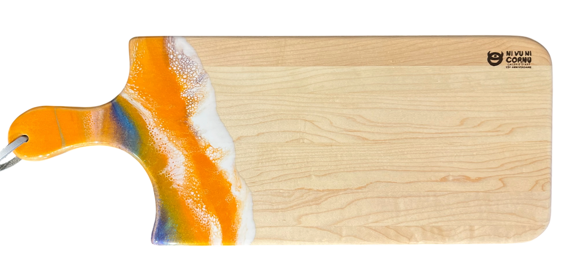 Planche à découper, petite, no 40, Orange / blanc et bleu, de l'artiste Julie Marcotte, Matériaux, Érable, résine alimentaire et huile de pépin de raisin, dimension : 3/4 x 7 x 18 pouces