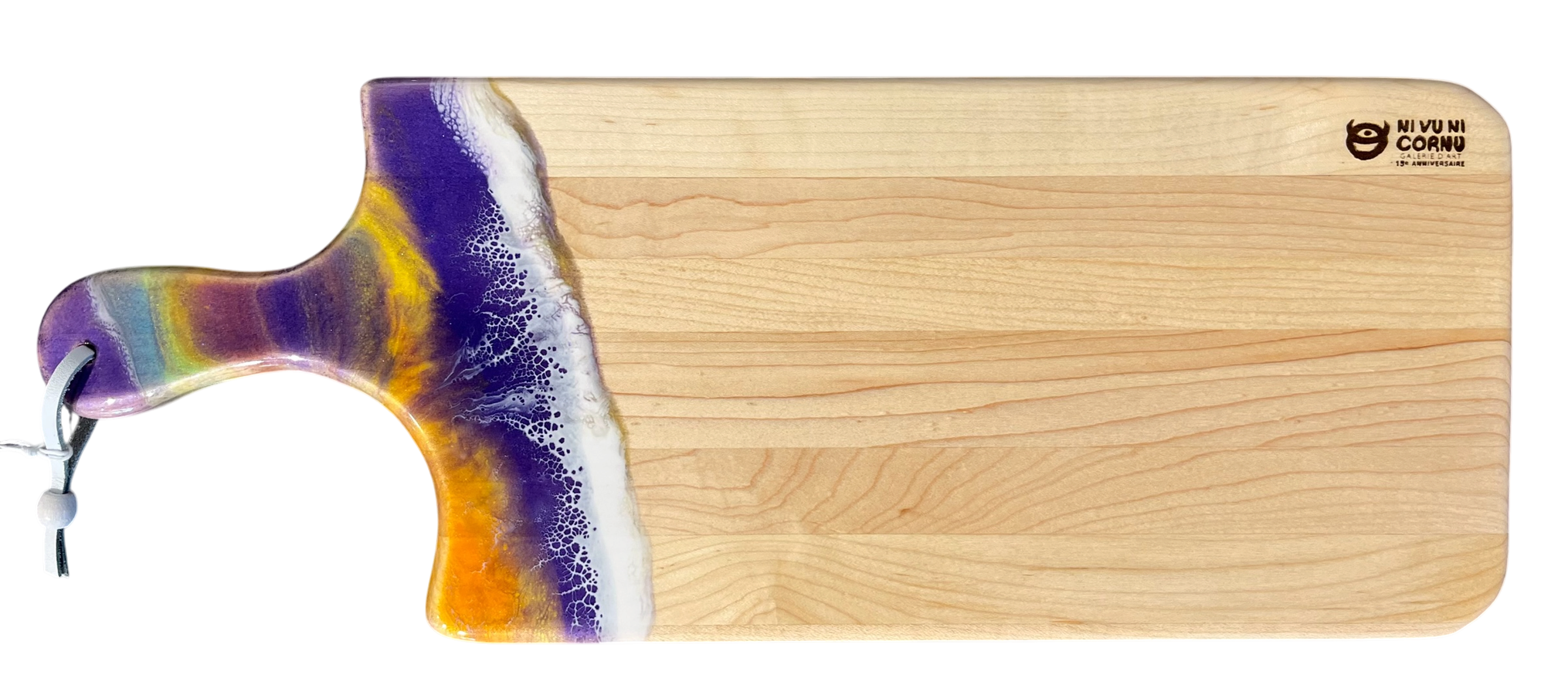 Planche à découper, petite, no 41, Mauve, orange / blanc et bleu royal, de l'artiste Julie Marcotte, Matériaux, Érable, résine alimentaire et huile de pépin de raisin, dimension : 3/4 x 7 x 18 pouces