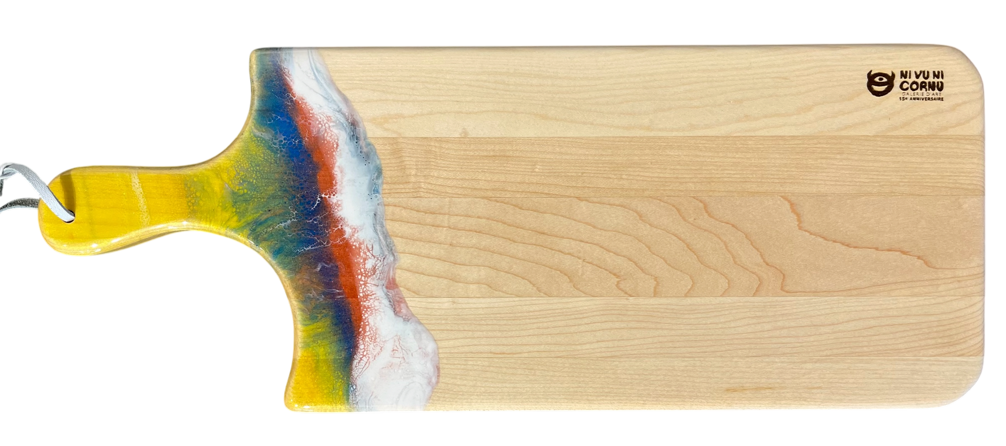 Planche à découper, petite, no 42, Jaune-bleu / Rouge et blanc, de l'artiste Julie Marcotte, Matériaux, Érable, résine alimentaire et huile de pépin de raisin, dimension : 3/4 x 7 x 18 pouces