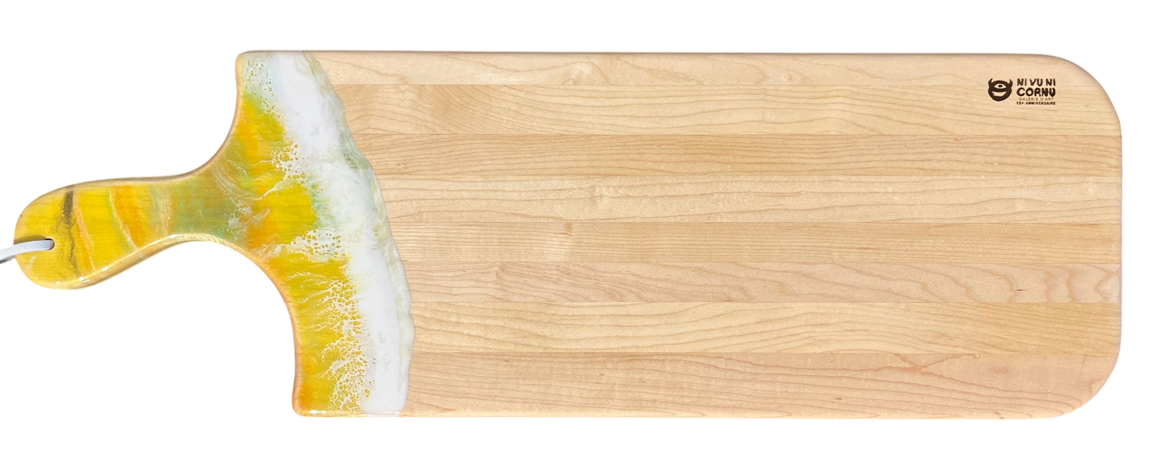 Planche à découper, moyenne, no 43, Jaune / et blanc, de l'artiste Julie Marcotte, Matériaux, Érable, résine alimentaire et huile de pépin de raisin, dimension : 3/4 x 8 x 24 pouces