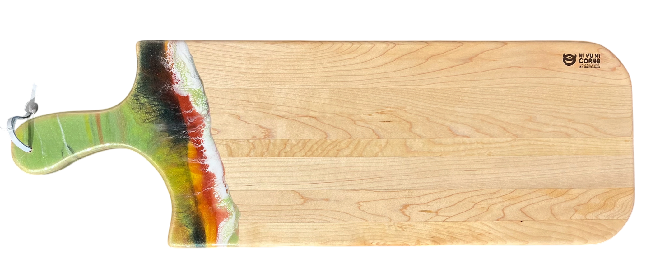 Planche à découper, moyenne, no 45, Vert lime - noir / rouge et blanc, de l'artiste Julie Marcotte, Matériaux, Érable, résine alimentaire et huile de pépin de raisin, dimension : 3/4 x 8 x 24 pouces