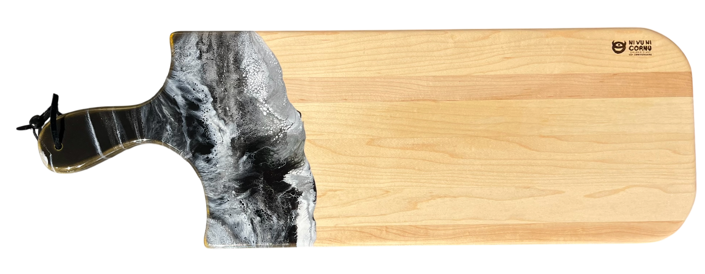 Planche à découper, moyenne, no 46, Noir / blanc et argent, de l'artiste Julie Marcotte, Matériaux, Érable, résine alimentaire et huile de pépin de raisin, dimension : 3/4 x 8 x 24 pouces