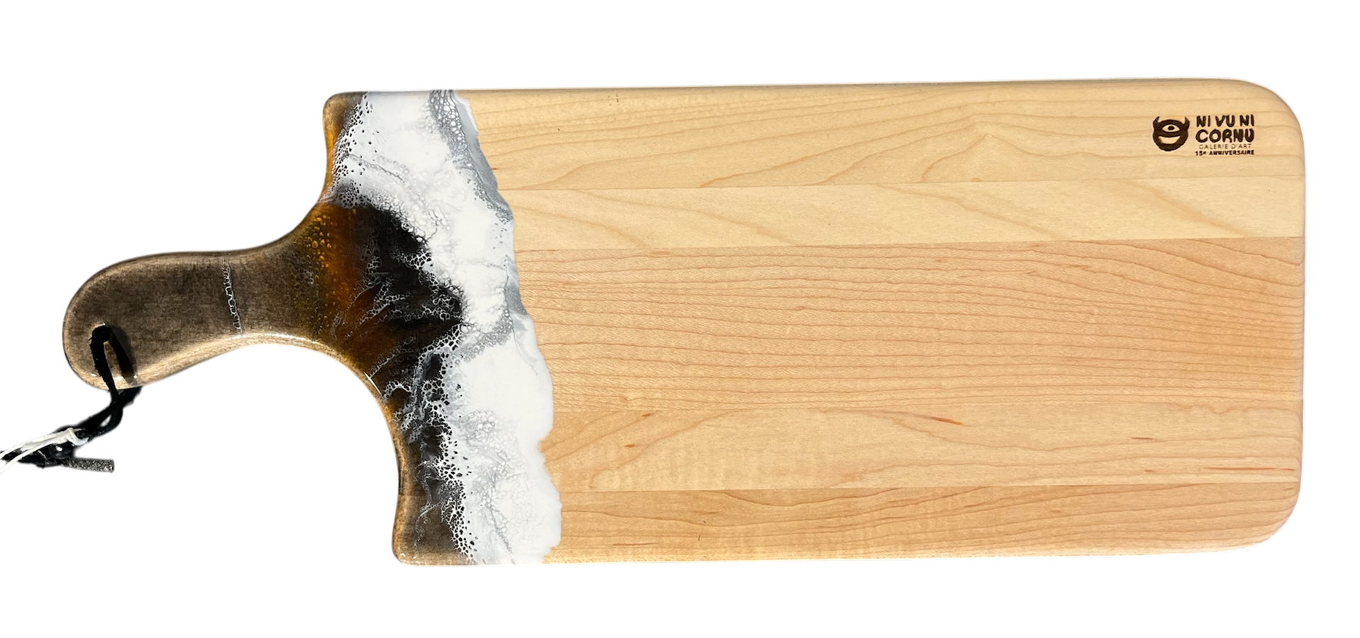 Planche à découper, petite, no 49, Noir / Jaune / Brun et blanc, de l'artiste Julie Marcotte, Matériaux, Érable, résine alimentaire et huile de pépin de raisin, dimension : 3/4 x 7 x 18 pouces