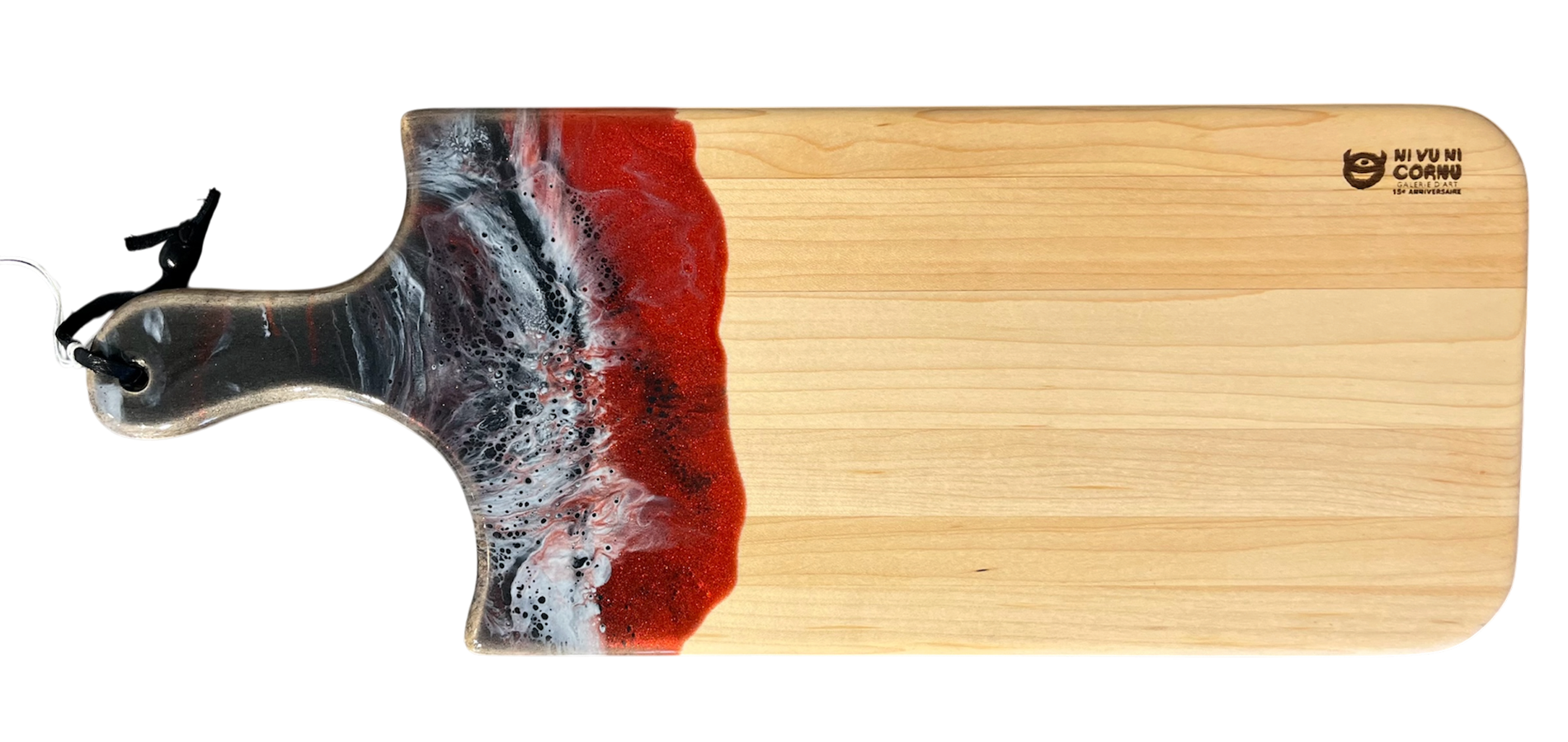 Planche à découper, petite, no 50, Noir / Blanc / Rouge, de l'artiste Julie Marcotte, Matériaux, Érable, résine alimentaire et huile de pépin de raisin, dimension : 3/4 x 7 x 18 pouces