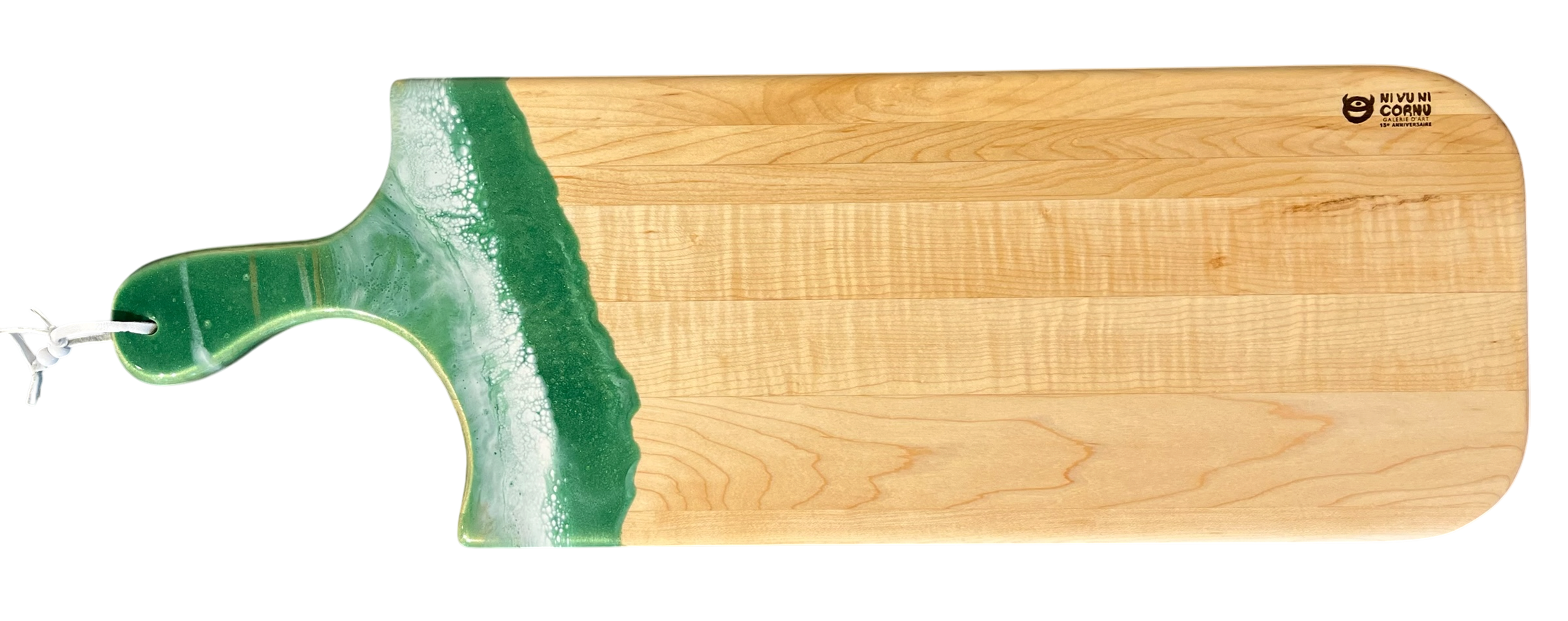Planche à découper, moyenne, no 51, Vert / Blanc, de l'artiste Julie Marcotte, Matériaux, Érable, résine alimentaire et huile de pépin de raisin, dimension : 3/4 x 8 x 24 pouces