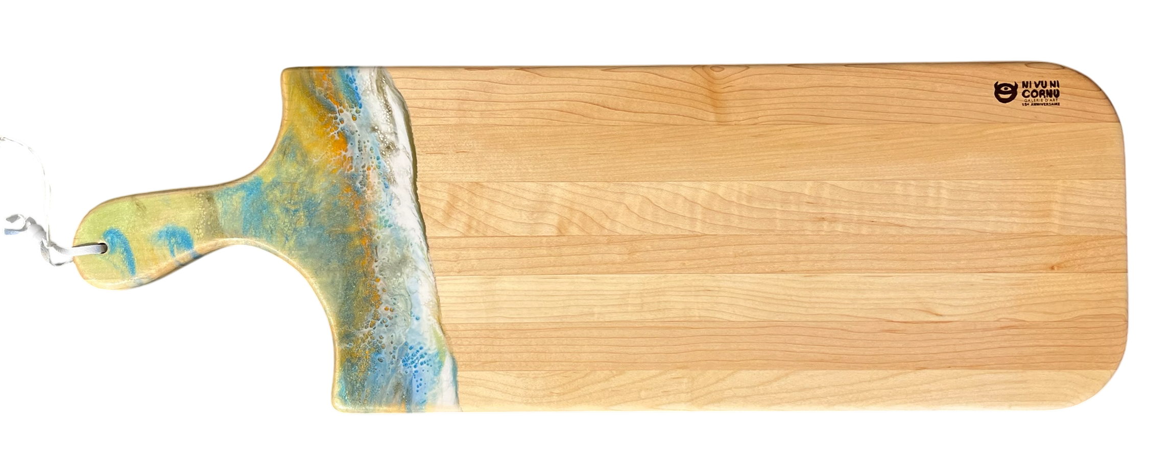 Planche à découper, moyenne, no 52, Jaune / Bleu / Orange / Blanc, de l'artiste Julie Marcotte, Matériaux, Érable, résine alimentaire et huile de pépin de raisin, dimension : 3/4 x 8 x 24 pouces