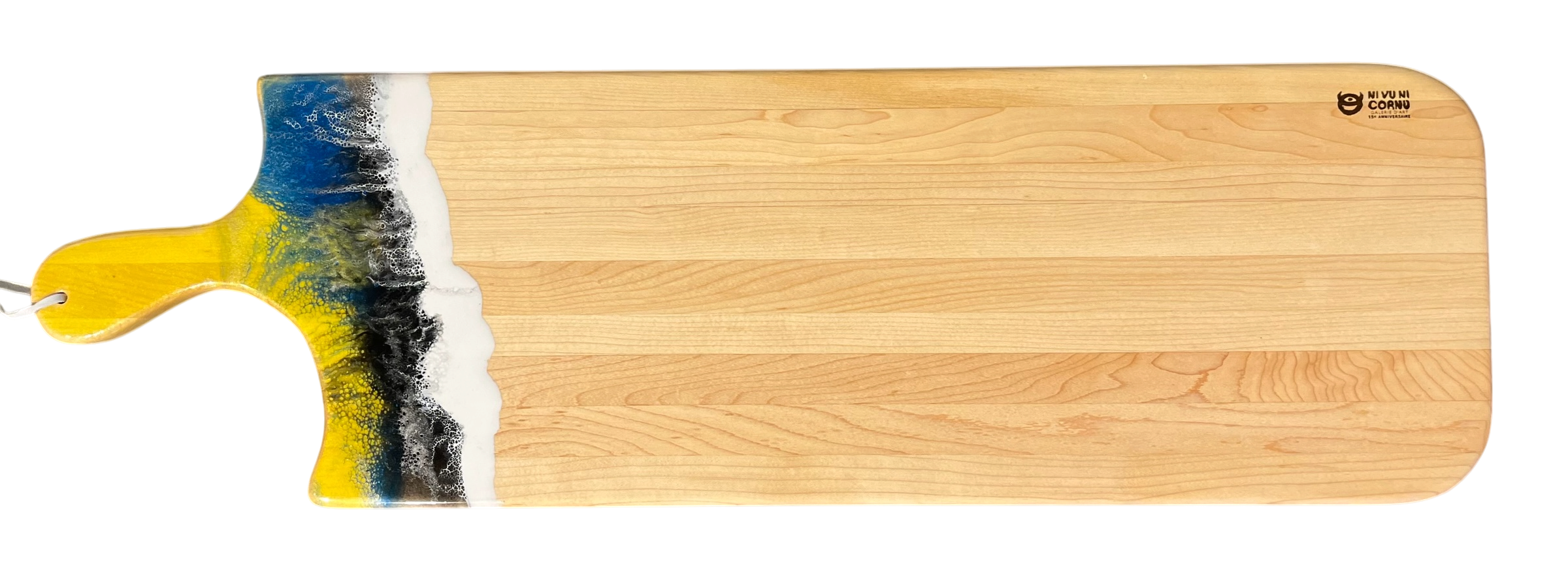 Planche de service, no 53, Jaune / Bleu / Noir / Blanc, de l'artiste Julie Marcotte, Matériaux, Érable, résine alimentaire et huile de pépin de raisin, dimension : 3/4 x 9 x 30 po