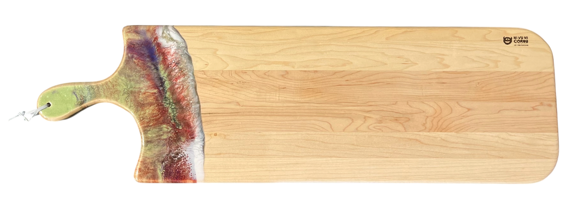 Planche de service, no 54, Vert / Rouge / Violet / Blanc, de l'artiste Julie Marcotte, Matériaux, Érable, résine alimentaire et huile de pépin de raisin, dimension : 3/4 x 9 x 30 po