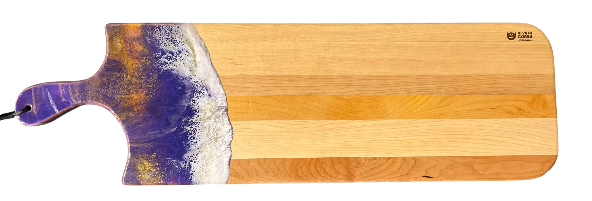 Planche de service, no 56, Violet / Jaune / Blanc, de l'artiste Julie Marcotte, Matériaux, Érable, résine alimentaire et huile de pépin de raisin, dimension : 3/4 x 9 x 30 po