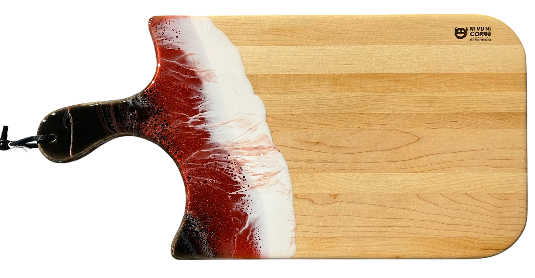 Planche à découper, large, no 61, Noir / Rouge / Blanc, de l'artiste Julie Marcotte, Matériaux, Érable, résine alimentaire et huile de pépin de raisin, dimension : 3/4 x 10 x 20 pouces