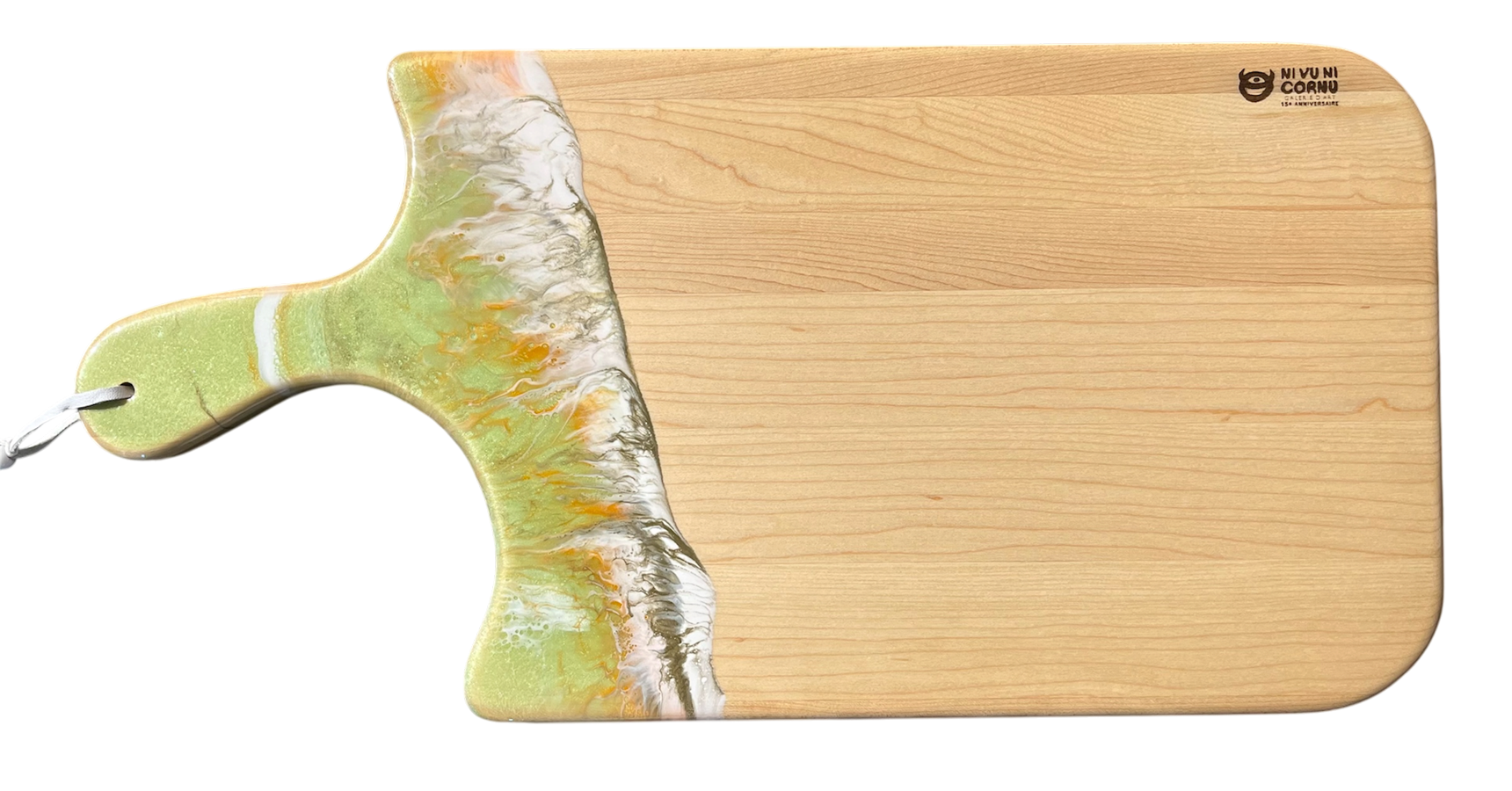 Planche à découper, large, no 62, Vert lime / Blanc / Orange, de l'artiste Julie Marcotte, Matériaux, Érable, résine alimentaire et huile de pépin de raisin, dimension : 3/4 x 10 x 20 pouces
