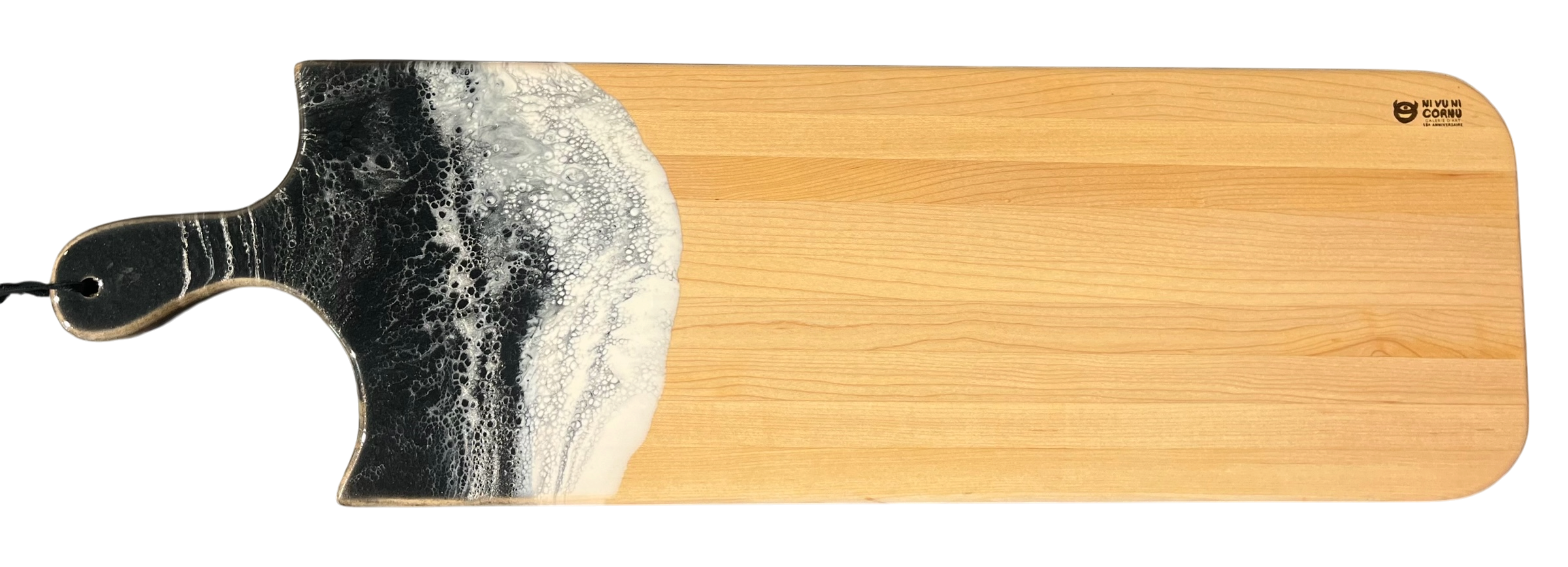 Planche de service, no 9, Noir / bleu et crème, de l'artiste Julie Marcotte, Matériaux, Érable, résine alimentaire et huile de pépin de raisin, dimension : 3/4 x 9 x 30 po