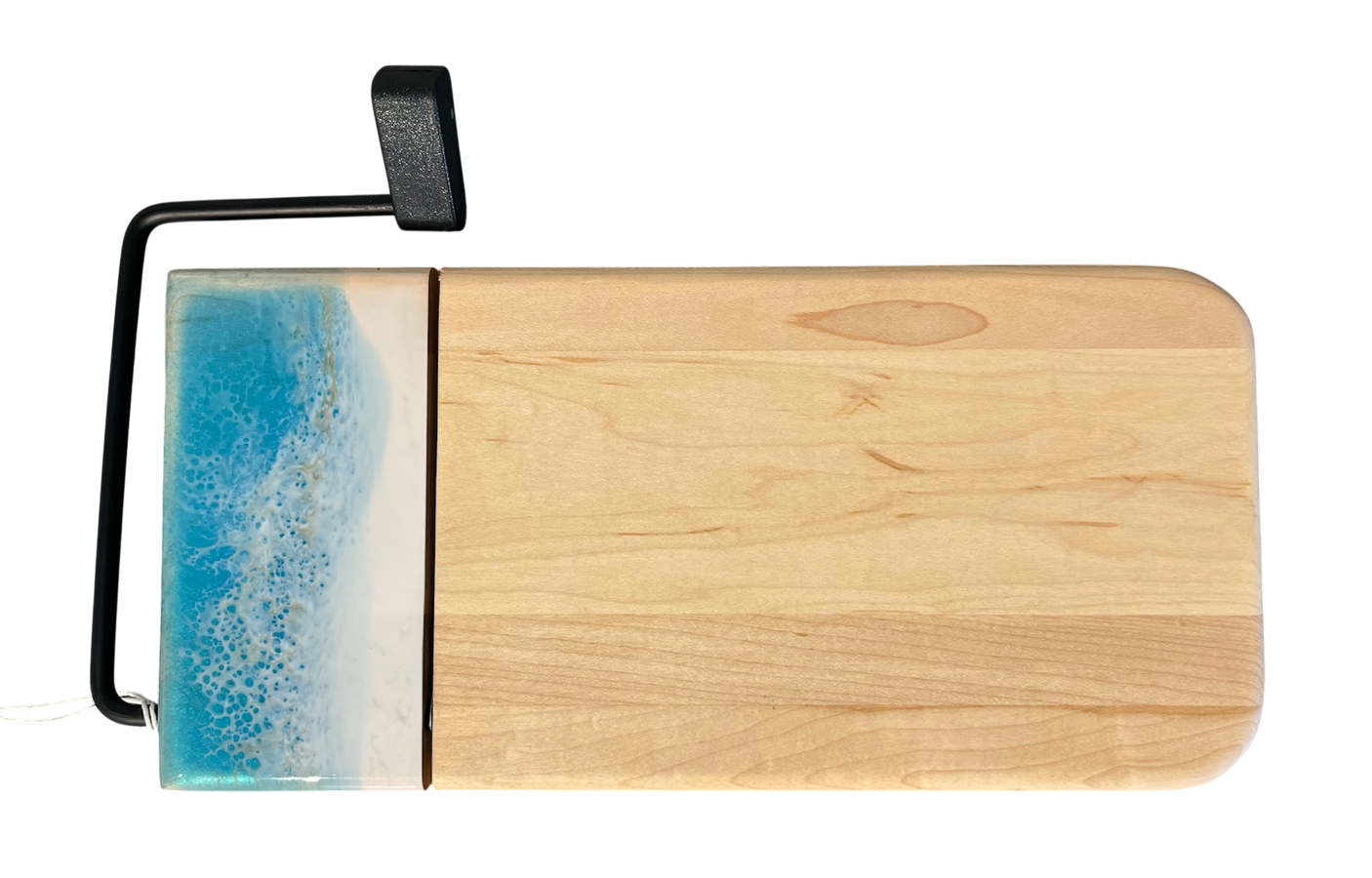 Planche à fromage, no 17, Turquoise / et blanc, de l'artiste Julie Marcotte, Matériaux, Érable, résine alimentaire et huile de pépin de raisin, dimension : 3/4 x 5 3/4 x 12 po