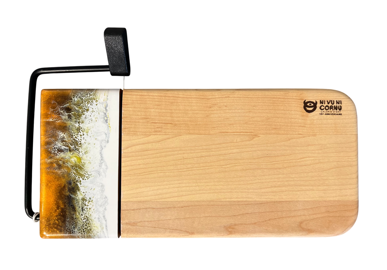 Planche à fromage, no 48, Orange / Noir / Jaune / Blanc, de l'artiste Julie Marcotte, Matériaux, Érable, résine alimentaire et huile de pépin de raisin, dimension : 3/4 x 5 3/4 x 12 po