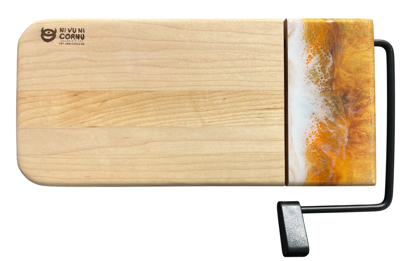 Planche à fromage, no 57, Orange / Jaune / Blanc, de l'artiste Julie Marcotte, Matériaux, Érable, résine alimentaire et huile de pépin de raisin, dimension : 3/4 x 5 3/4 x 12 po