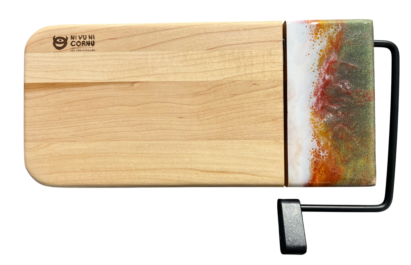 Planche à fromage, no 58, Vert / Orange / Jaune / Blanc, de l'artiste Julie Marcotte, Matériaux, Érable, résine alimentaire et huile de pépin de raisin, dimension : 3/4 x 5 3/4 x 12 po