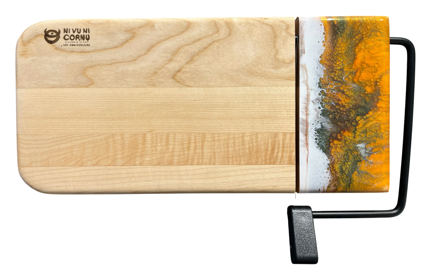 Planche à fromage, no 59, Orange / Vert / Jaune / Blanc, de l'artiste Julie Marcotte, Matériaux, Érable, résine alimentaire et huile de pépin de raisin, dimension : 3/4 x 5 3/4 x 12 po