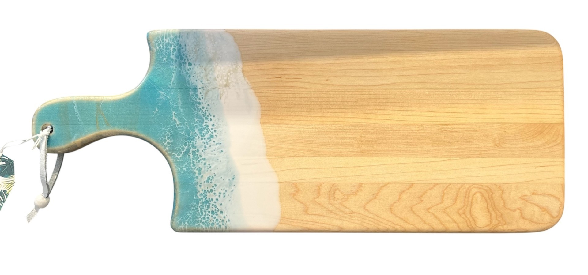 Planche à découper, bleu turquoise et blanc, de l'artiste Julie Marcotte, Matériaux, Érable, résine alimentaire et huile de pépin de raisin, dimension : 3/4 x 7 x 18 pouces