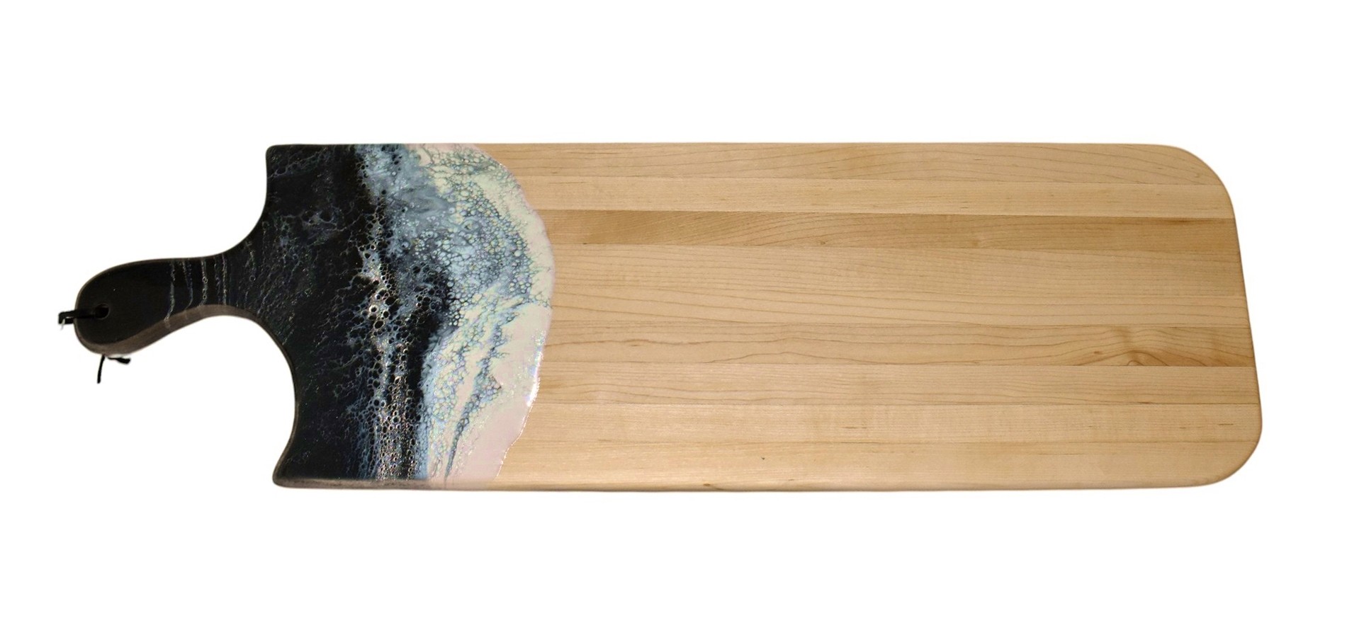 Planche de service, no 9, Noir / bleu et crème, de l'artiste Julie Marcotte, Matériaux, Érable, résine alimentaire et huile de pépin de raisin, dimension : 3/4 x 9 x 30 po
