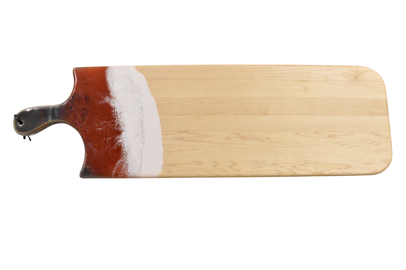 Planche à dégustation, no 35, Rouge brique / noir et blanc, de l'artiste Julie Marcotte, Matériaux, Érable, résine alimentaire et huile de pépin de raisin, dimension : 3/4 x 9 x 30 po